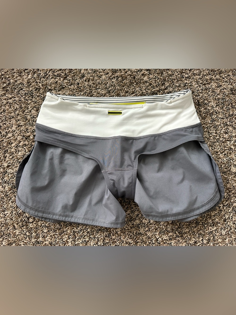 Women’s Lululemon Groovy Run Shorts - Soot Light/Slalom Stripe Angel Wing size 4 - Picture 6 of 6